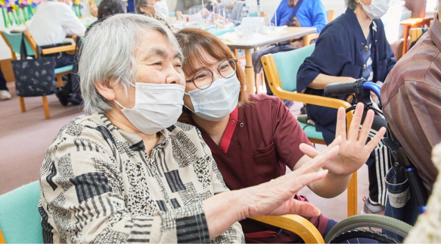 康明会グループで働いている人々の写真